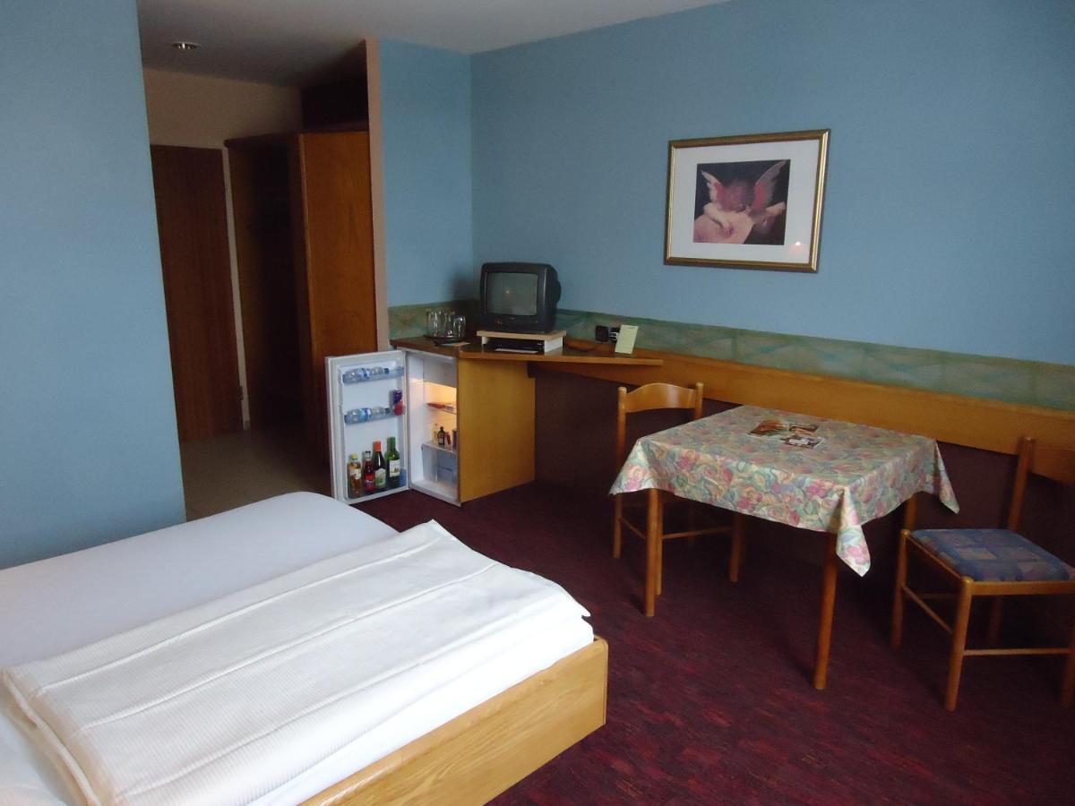 Enjoyhotel Garni Korntal Stuttgart B&B Parkplatz Sprinter Exterior photo