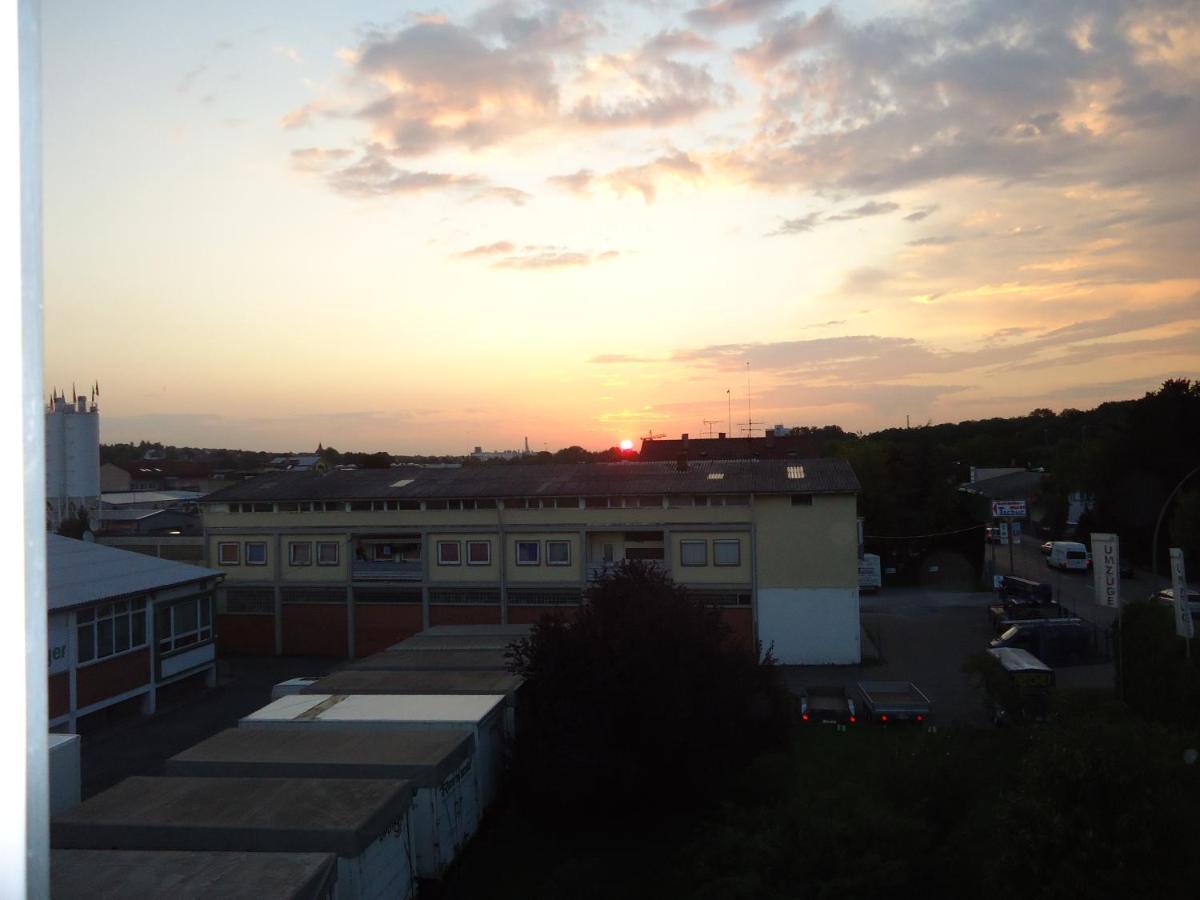 Enjoyhotel Garni Korntal Stuttgart B&B Parkplatz Sprinter Exterior photo