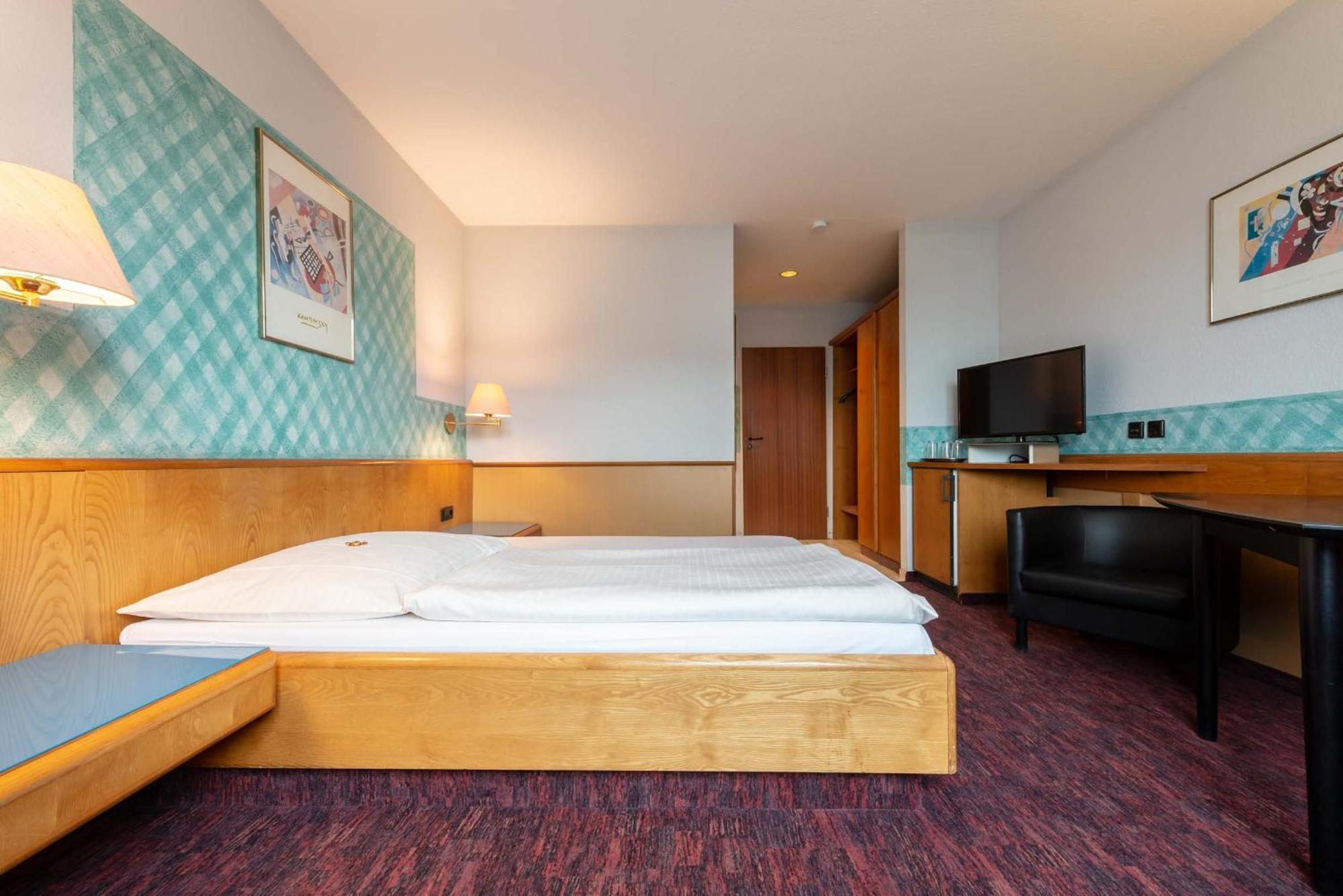 Enjoyhotel Garni Korntal Stuttgart B&B Parkplatz Sprinter Exterior photo