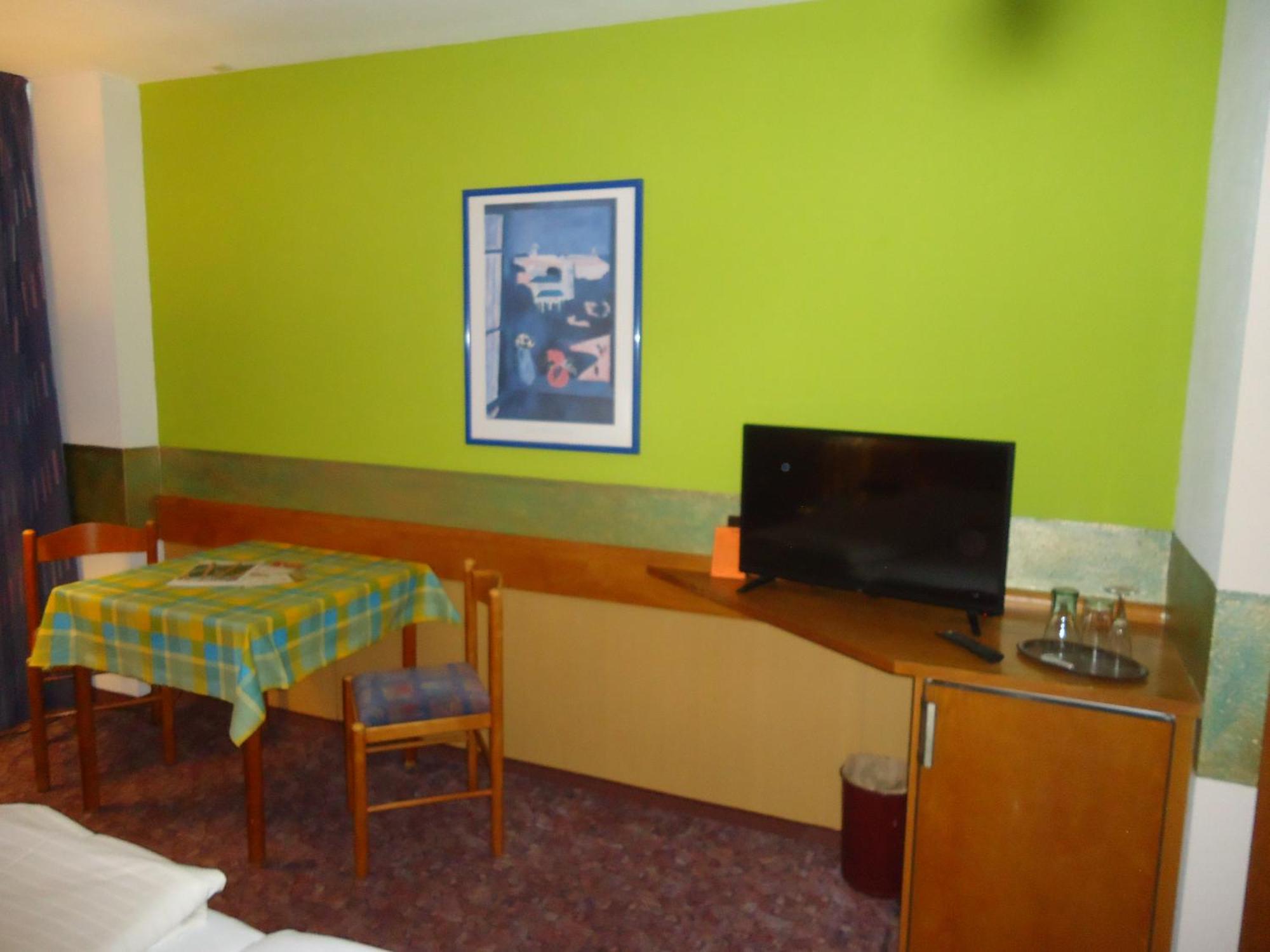 Enjoyhotel Garni Korntal Stuttgart B&B Parkplatz Sprinter Exterior photo