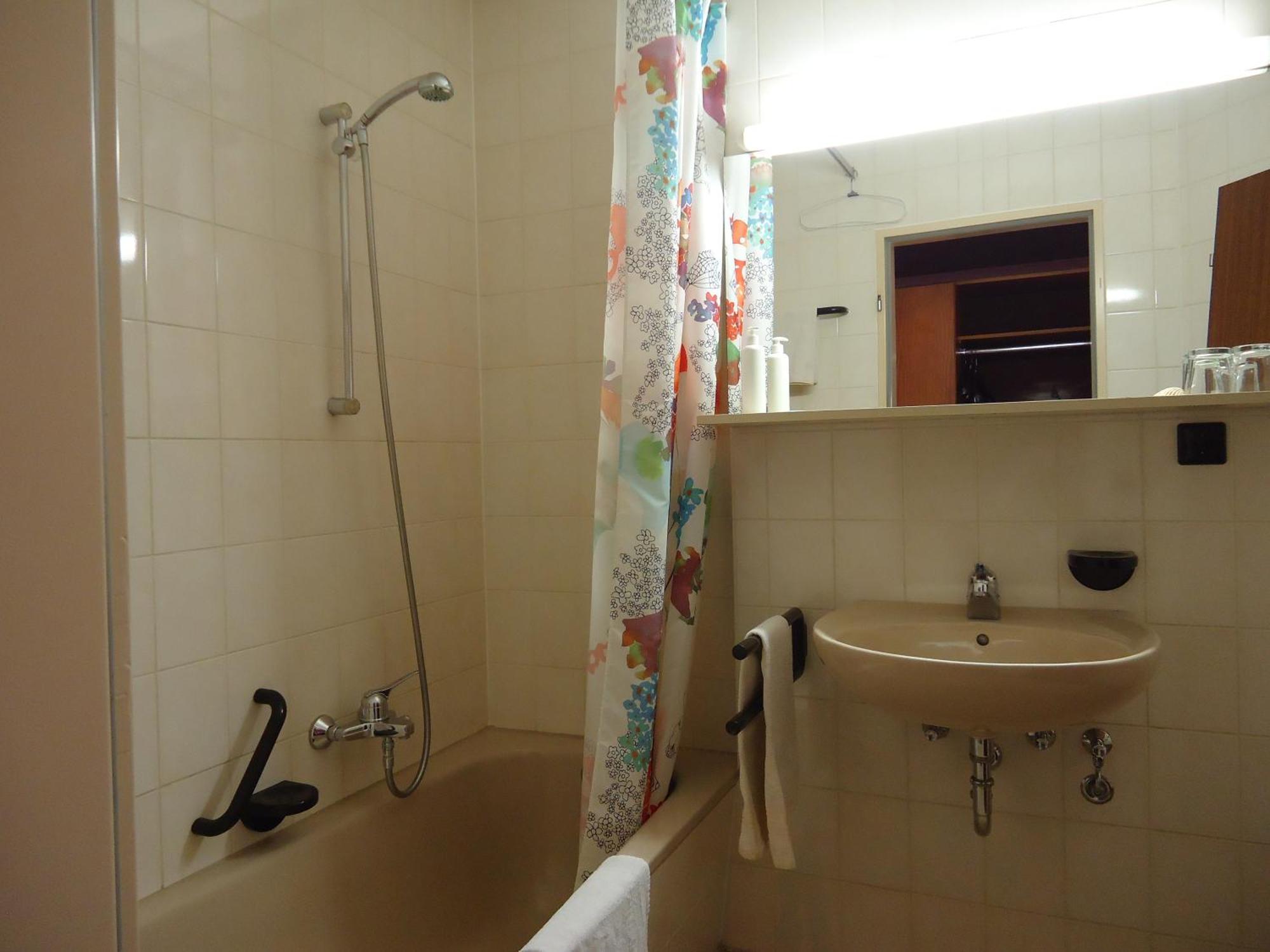 Enjoyhotel Garni Korntal Stuttgart B&B Parkplatz Sprinter Exterior photo