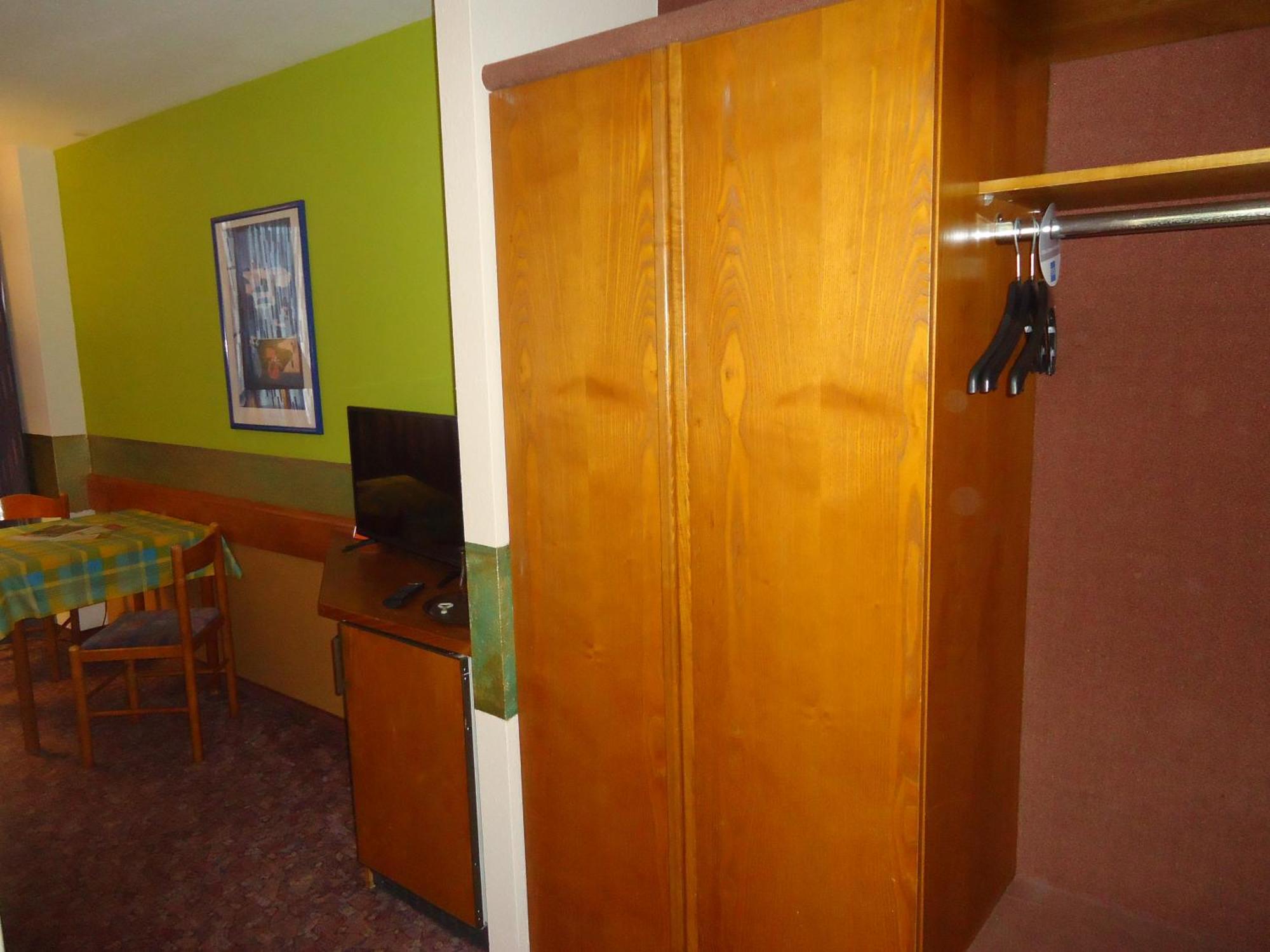 Enjoyhotel Garni Korntal Stuttgart B&B Parkplatz Sprinter Exterior photo