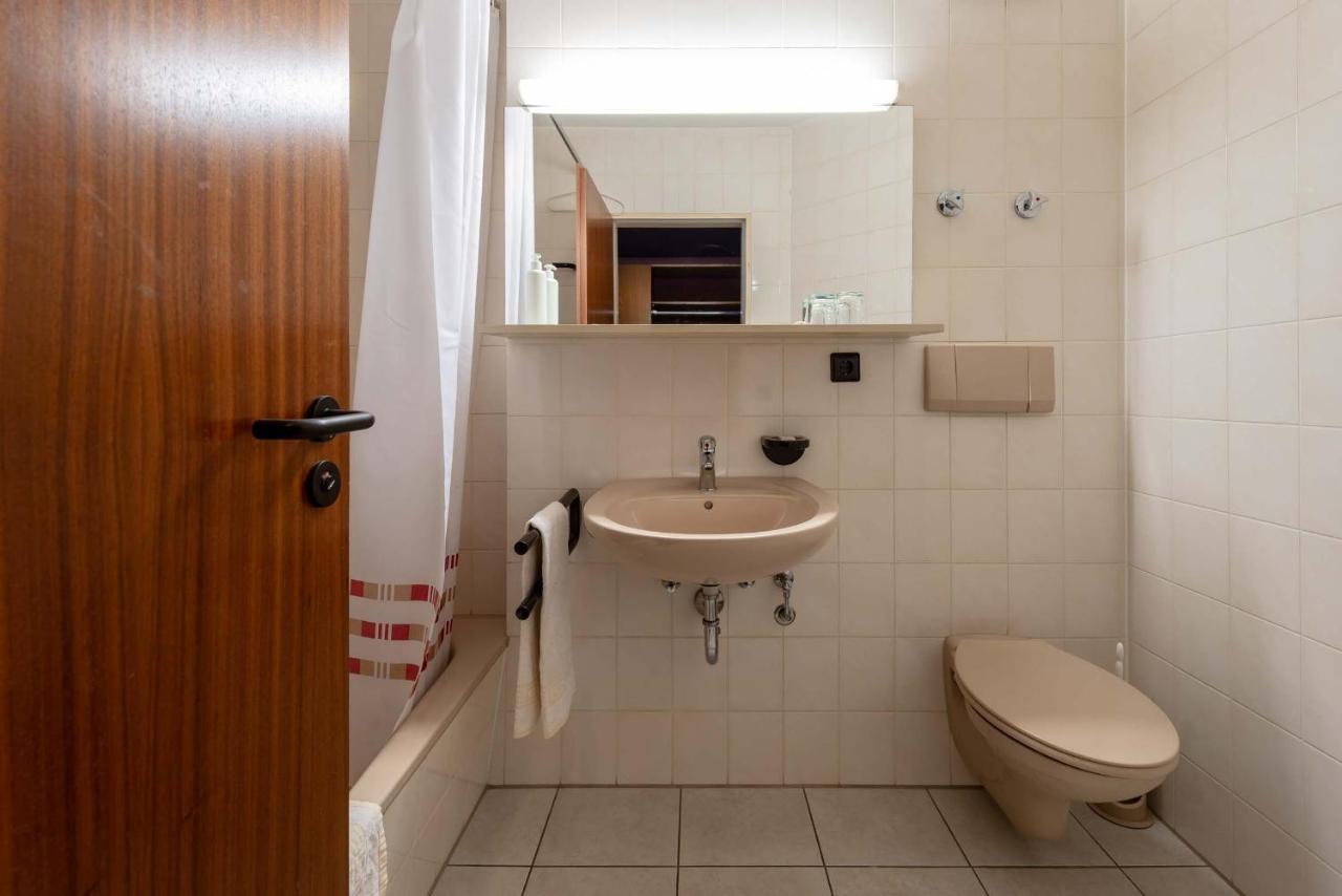 Enjoyhotel Garni Korntal Stuttgart B&B Parkplatz Sprinter Exterior photo
